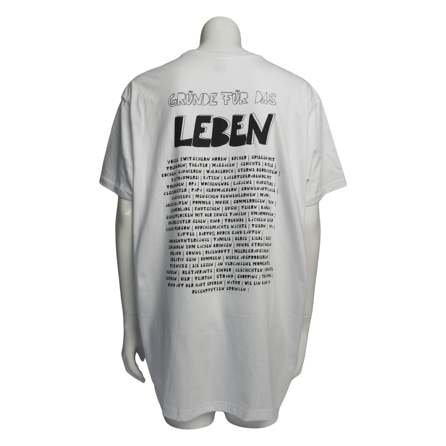 Rückenansicht des Motivs Gründe für das Leben. weißes Shirt mit schwarzer Schrift. Drappiert über eine Schaufensterpuppe.