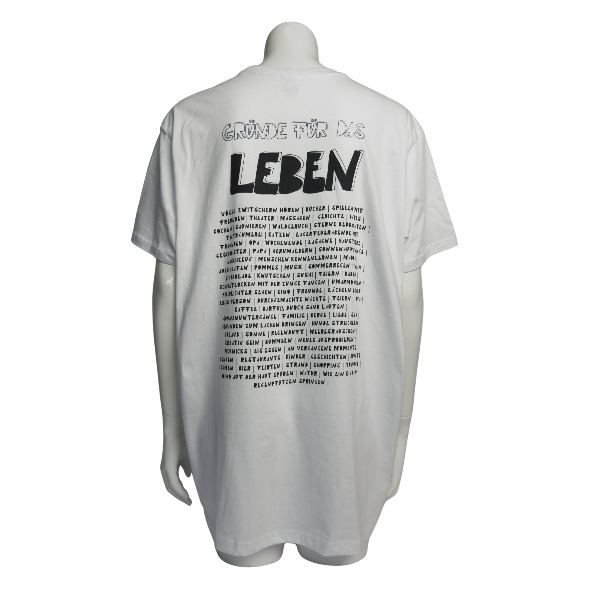 Rückenansicht des Motivs Gründe für das Leben. weißes Shirt mit schwarzer Schrift. Drappiert über eine Schaufensterpuppe.