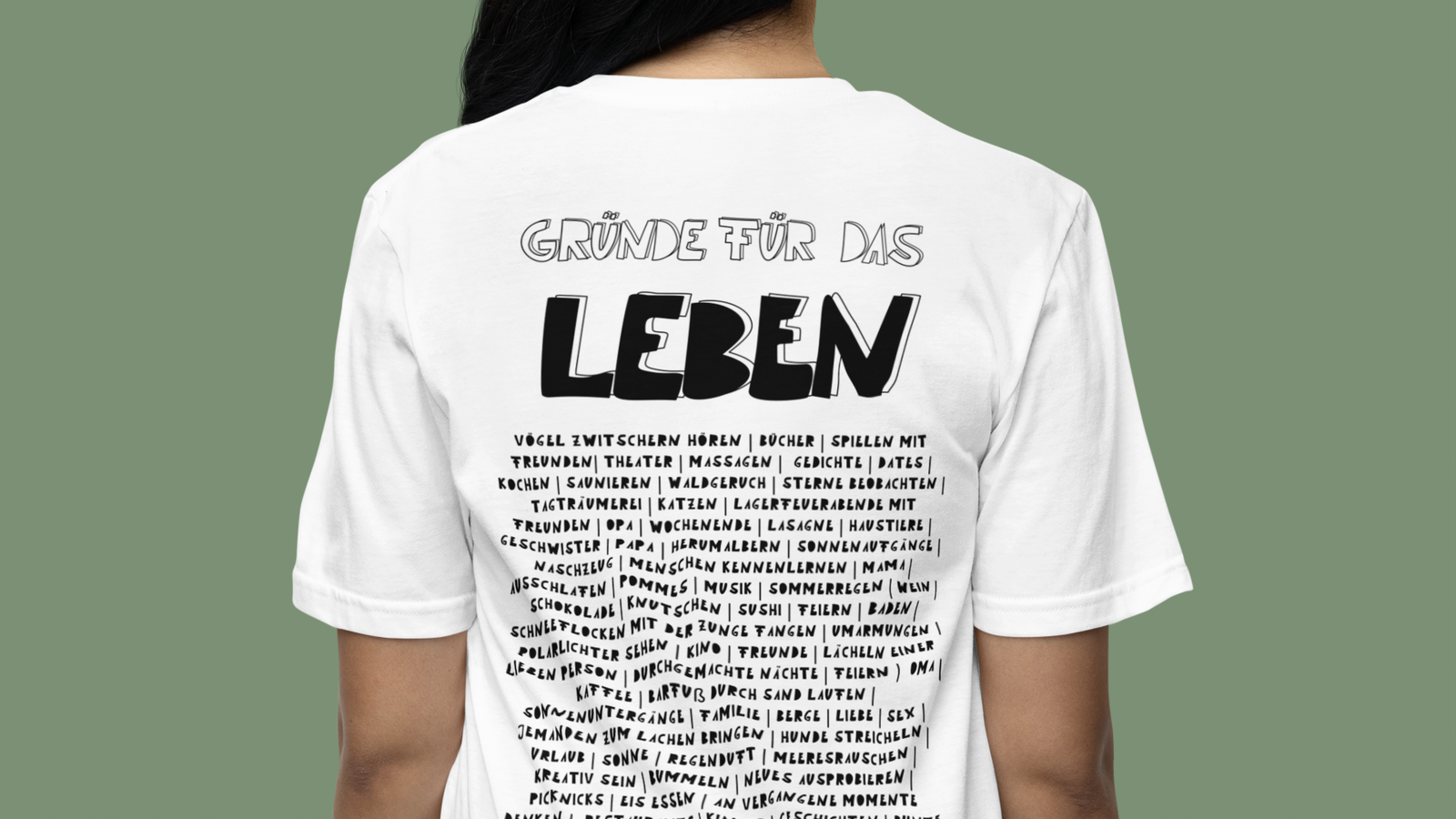 Weibliches Modell mit vor grünem Hintergrund. Modell trägt das weiße Handgemachte Shirt Gründe für das Leben
