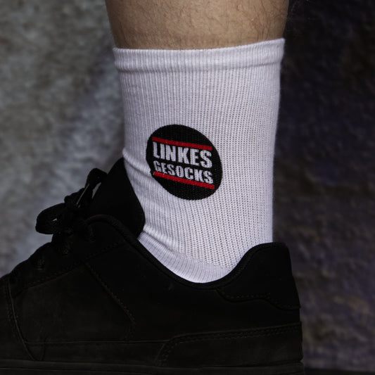 Fuß mit weißen Socken. Aufgedrucktes Motiv: Linkes Gesocks