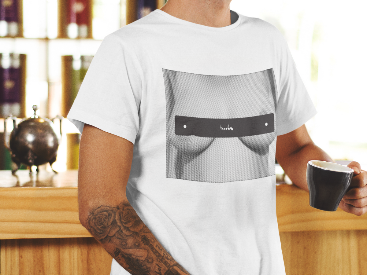 Männliches Modell mit Kaffeetasse. Modell trägt das weiße Handgemachte Shirt boobs 2.0