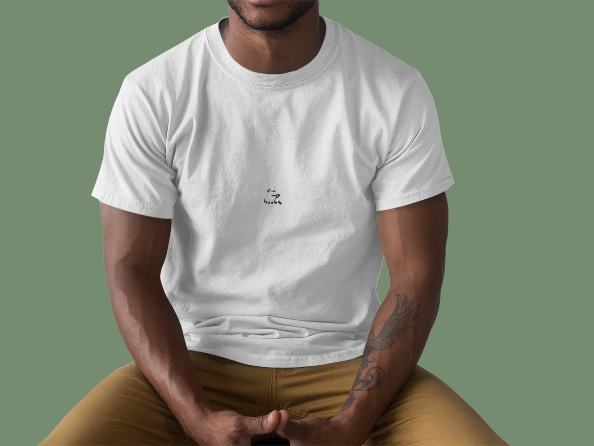 Männliches Modell vor grünem Hintergrund. Modell trägt das weiße Handgemachte Shirt boobs