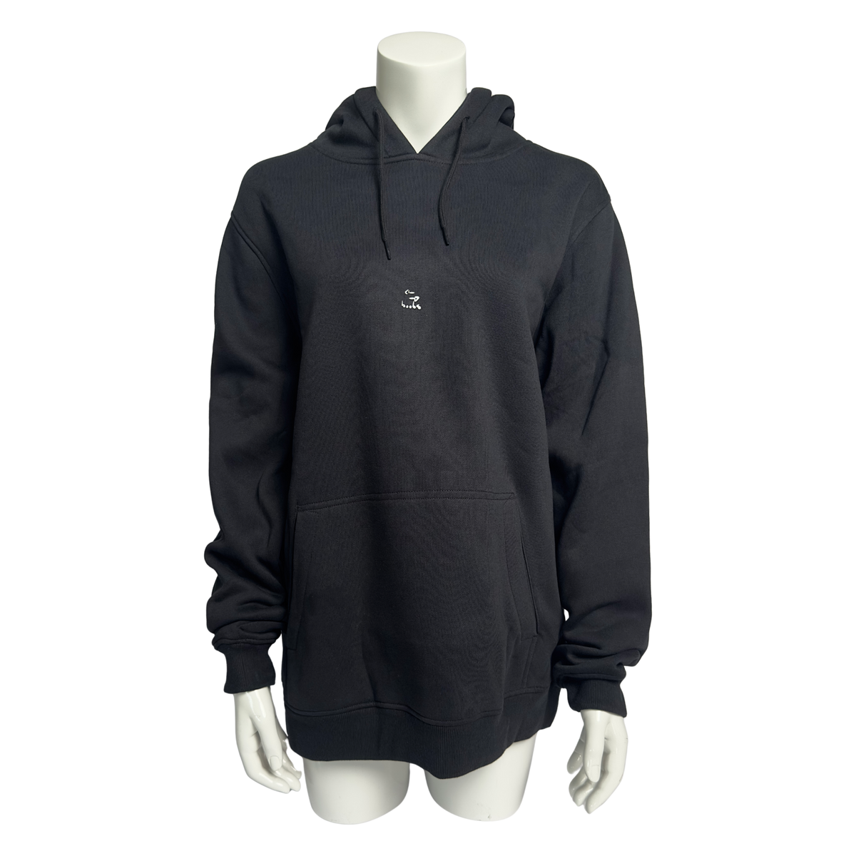 Frontansicht des Motivs "boobs". Schwarzer Hoodie mit weißer Schrift. drappiert über eine Schaufensterpuppe.