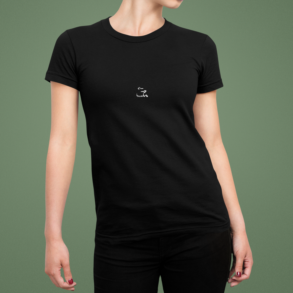 Weibliches Modell vor grünem Hintergrund. Modell trägt handgedrucktes schwarzes Shirt mit dem Motiv boobs