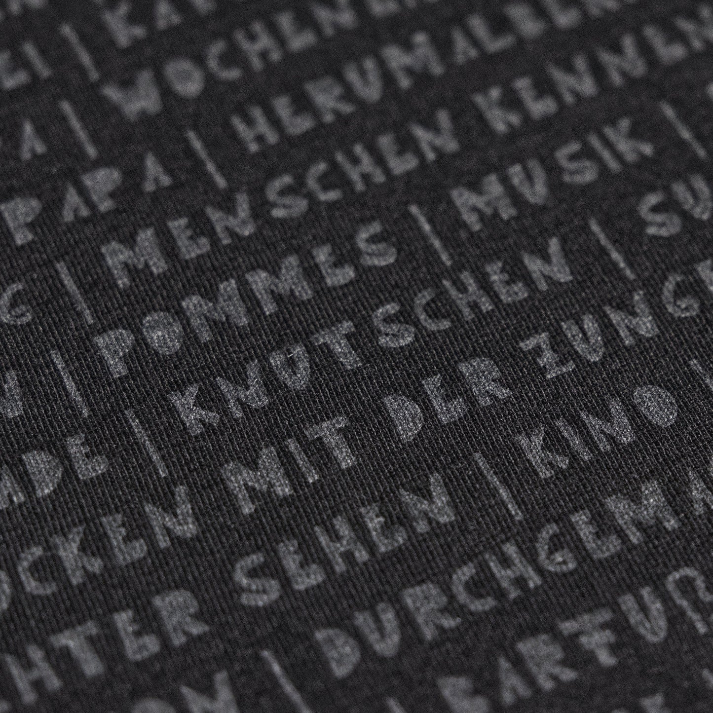 Nahaufnahme des Motivs Gründe für das leben. Graue Schrift auf schwarzem Hoodie