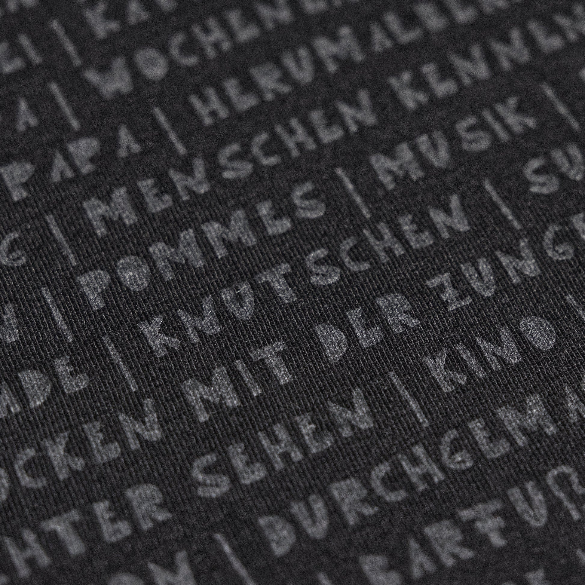 Nahaufnahme des Motivs Gründe für das leben. Graue Schrift auf schwarzem Hoodie