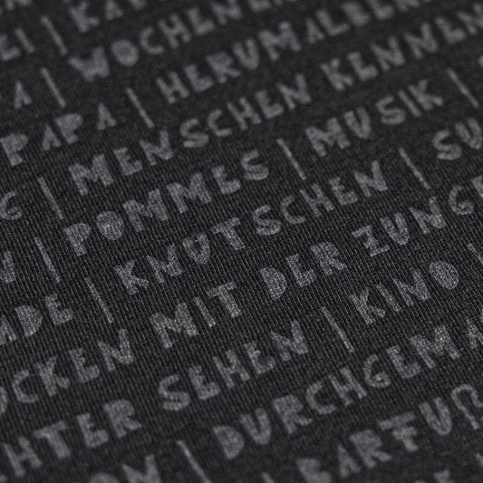 Nahaufnahme des Motivs Gründe für das leben. Graue Schrift auf schwarzem Hoodie
